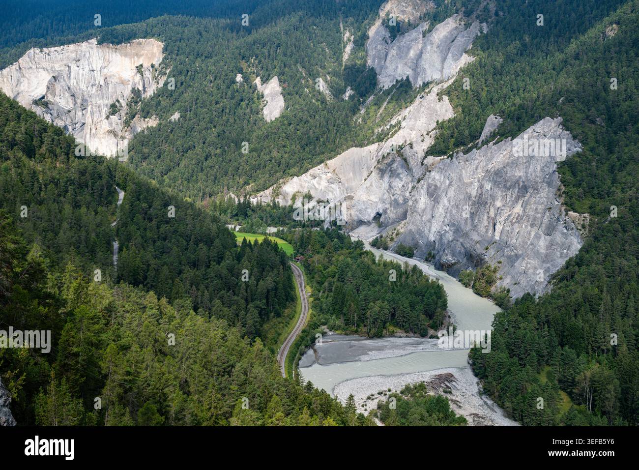 Vue sur les gorges du Rhin avec falaises abruptes et rivière sinueuse en Suisse pendant la journée Banque D'Images