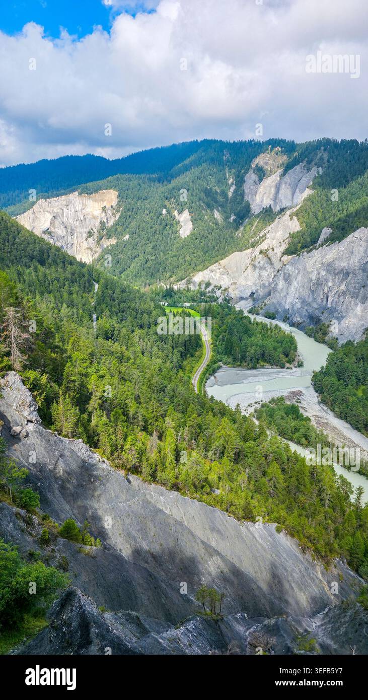 Vue aérienne de la gorge sinueuse du Rhin en Suisse montrant les falaises et la verdure le long du chemin de la rivière Banque D'Images