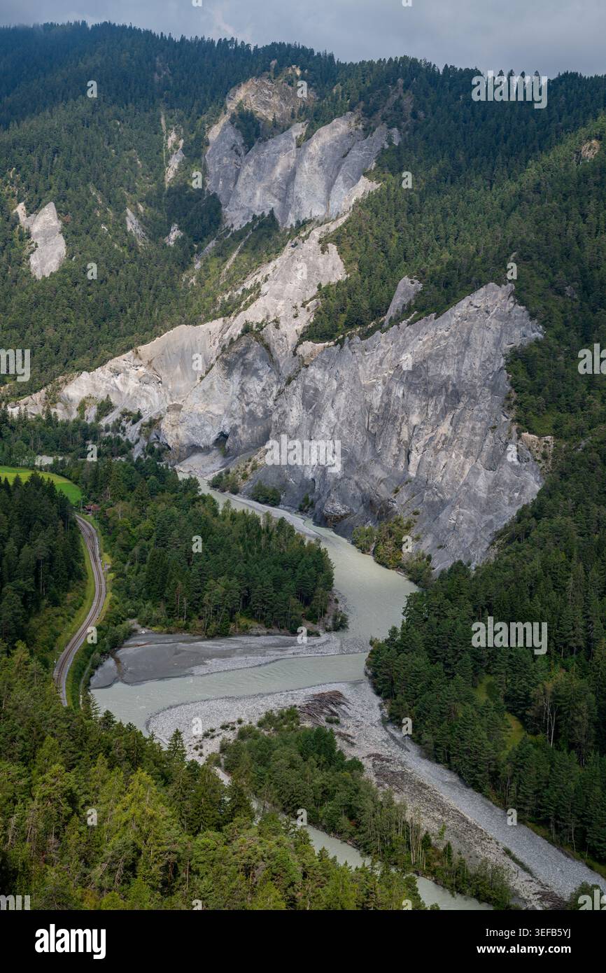 Vue aérienne montrant la gorge du Rhin avec des falaises abruptes et la rivière serpentant à travers la forêt verte en Suisse Banque D'Images