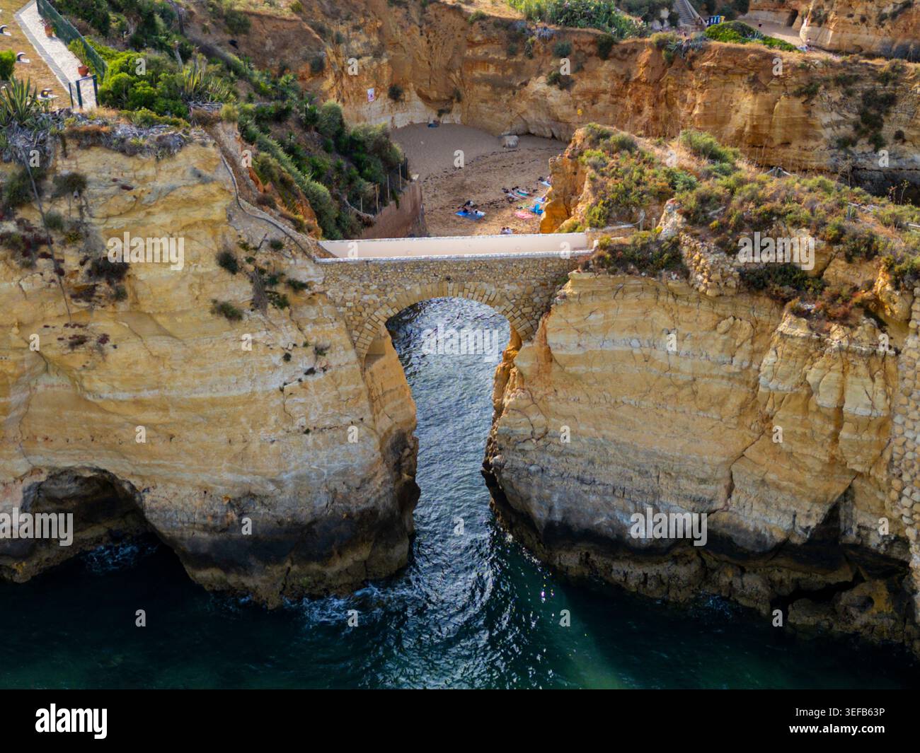 Coucher de soleil vue sur les falaises de plage en Algarve avec arc naturel situé près de la rive Banque D'Images