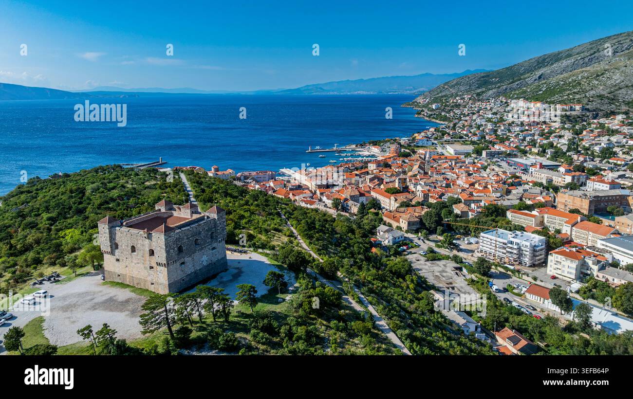 Vue de Senj avec le château et la côte en Croatie par temps clair Banque D'Images
