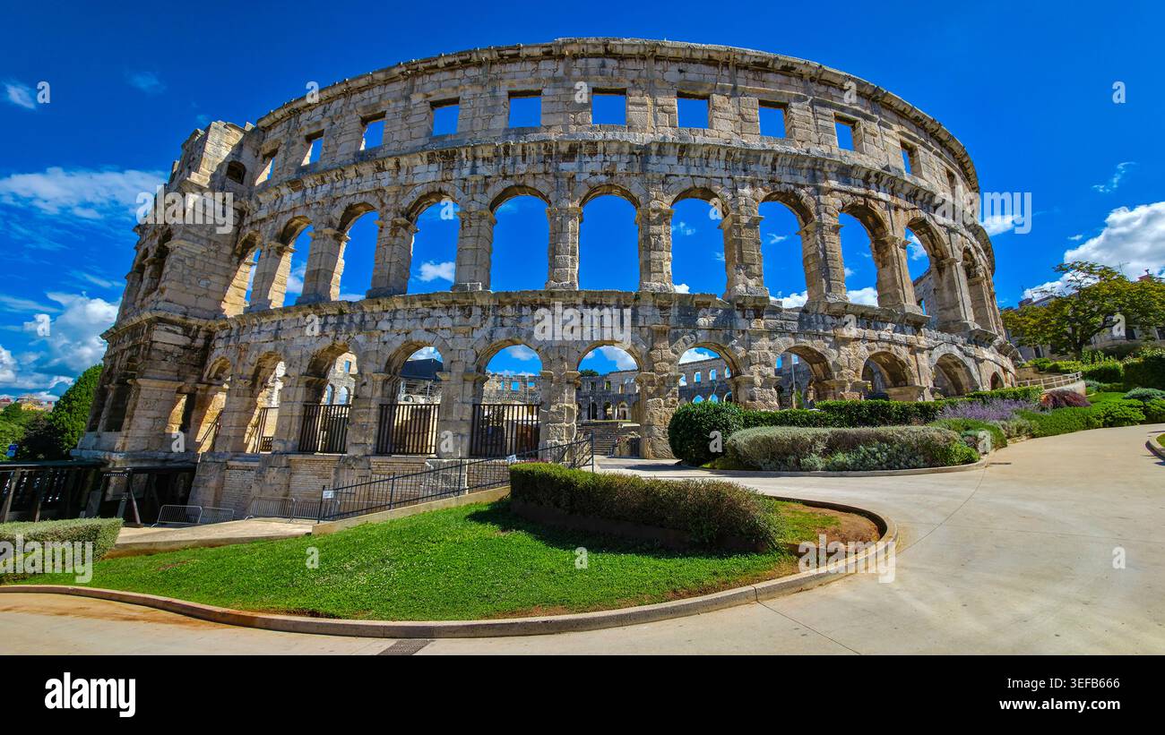 L'amphithéâtre romain de Pula se dresse sous un ciel bleu en Istrie, Croatie Banque D'Images