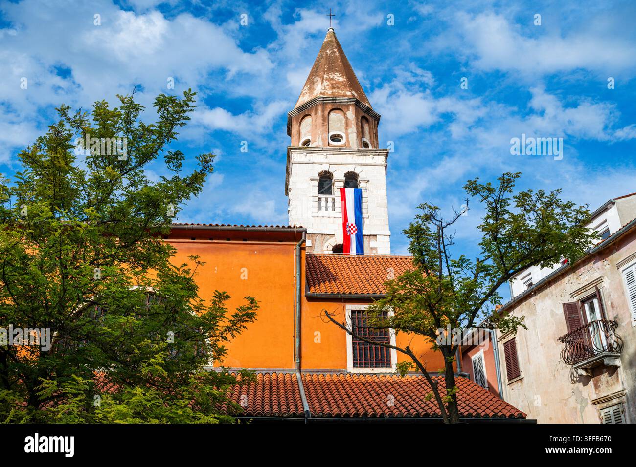 Vue intéressante d'une tour avec drapeau croate dans un quartier historique de Zadar Banque D'Images