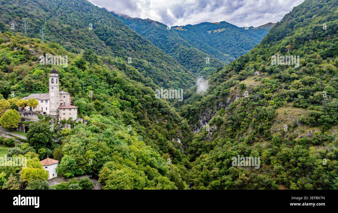 Vue de l'église de la résurrection entourée de collines verdoyantes et de montagnes près du lac de Côme en Italie Banque D'Images