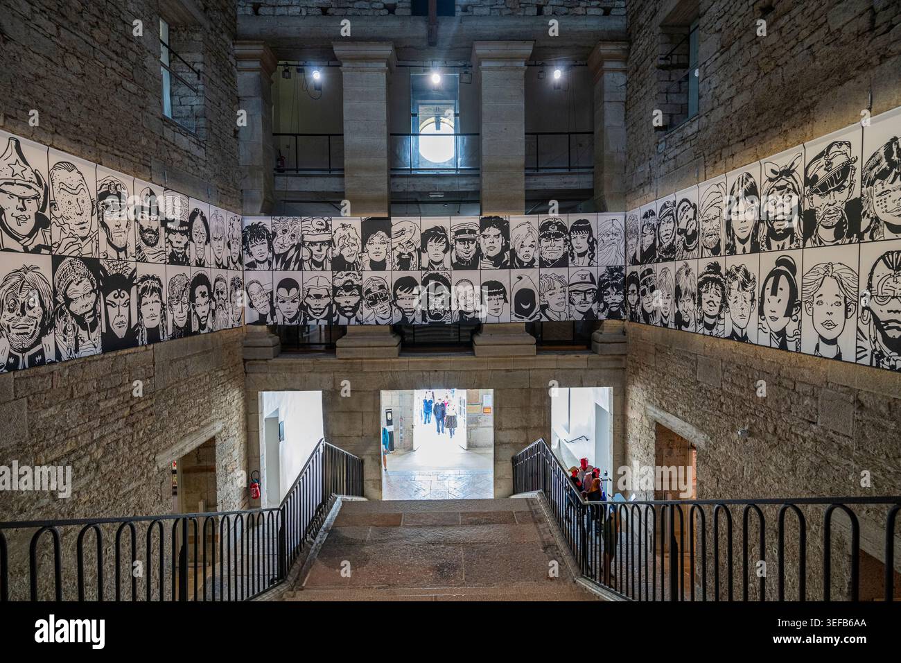 Exposition d'œuvres d'art présentant divers portraits à l'intérieur des Salines royales d'Arc-et-Senans en France Banque D'Images