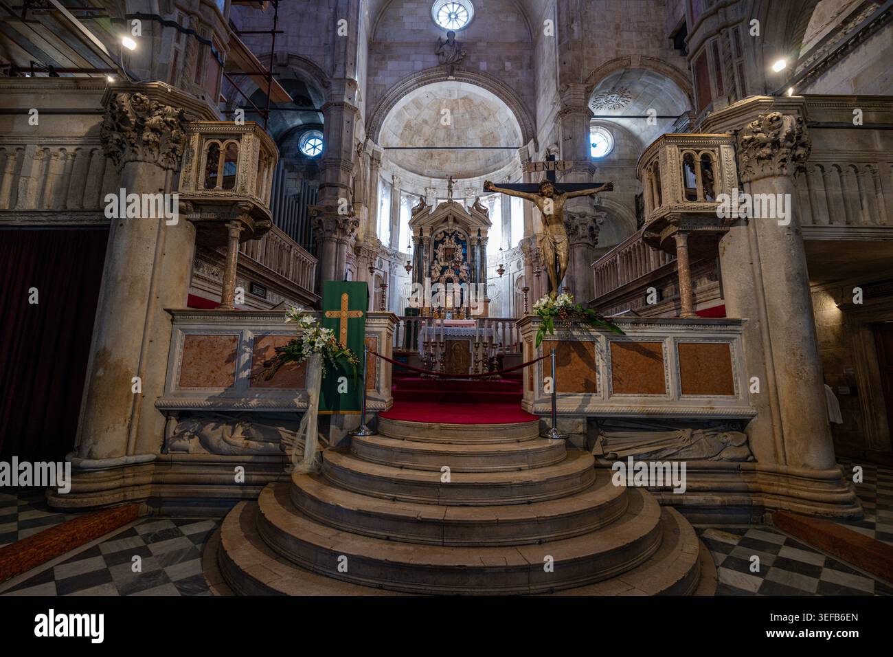 L'intérieur de la cathédrale de Saint James présente l'architecture en pierre et les symboles religieux en Croatie Banque D'Images
