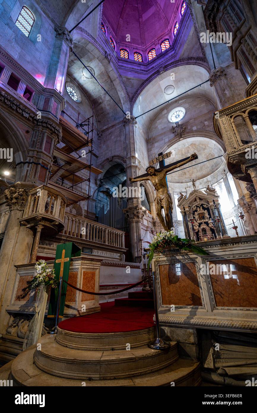 Explorez l'intérieur de la cathédrale de la Saint Jacques avec son architecture unique et son art religieux en Croatie Banque D'Images