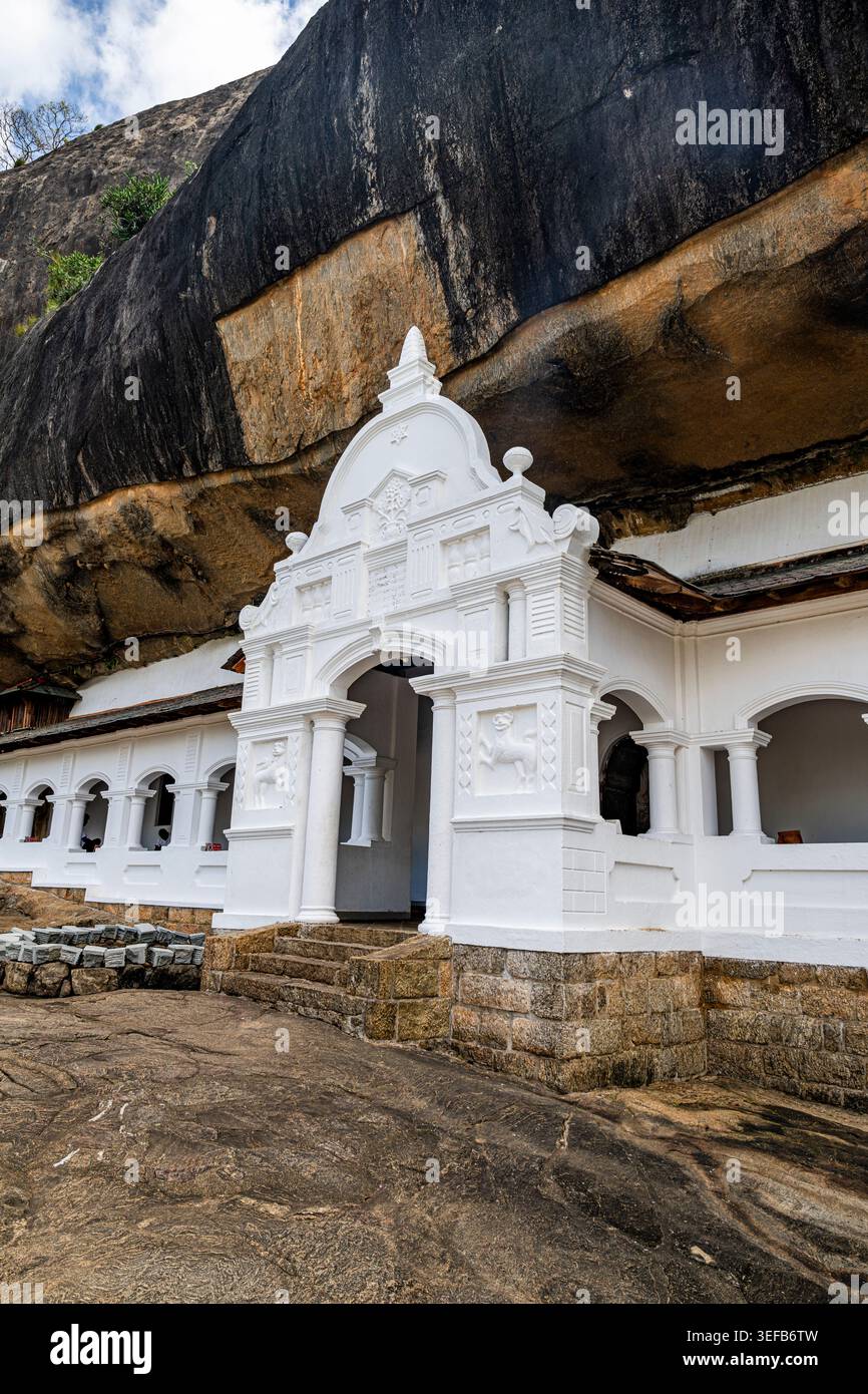 Le temple de la grotte de Dambulla présente l'architecture ancienne et l'histoire dans un paysage unique au Sri Lanka Banque D'Images