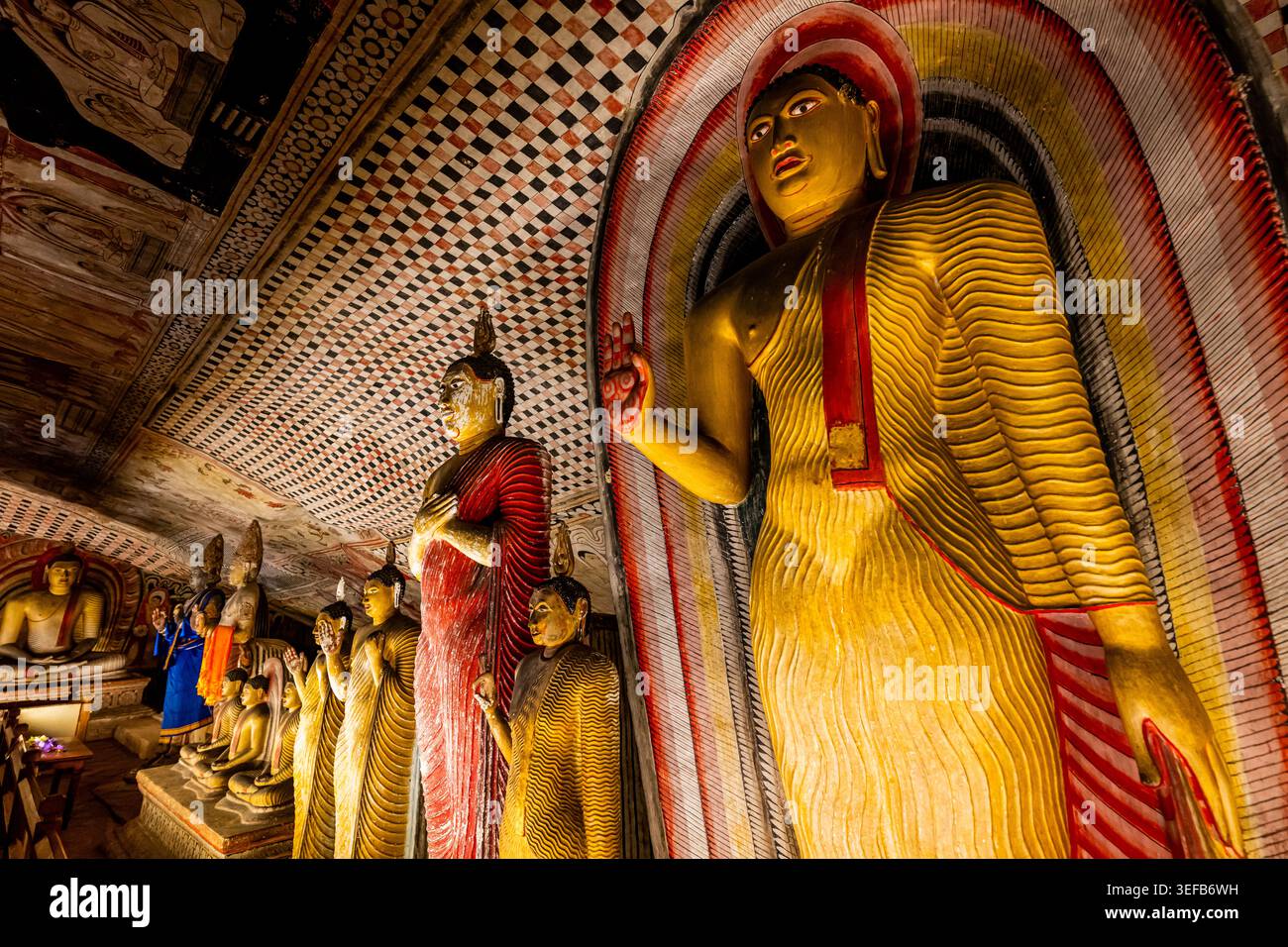 Statues de Bouddha dans le temple de la grotte de Dambulla présentant l'art religieux et la culture au Sri Lanka Banque D'Images
