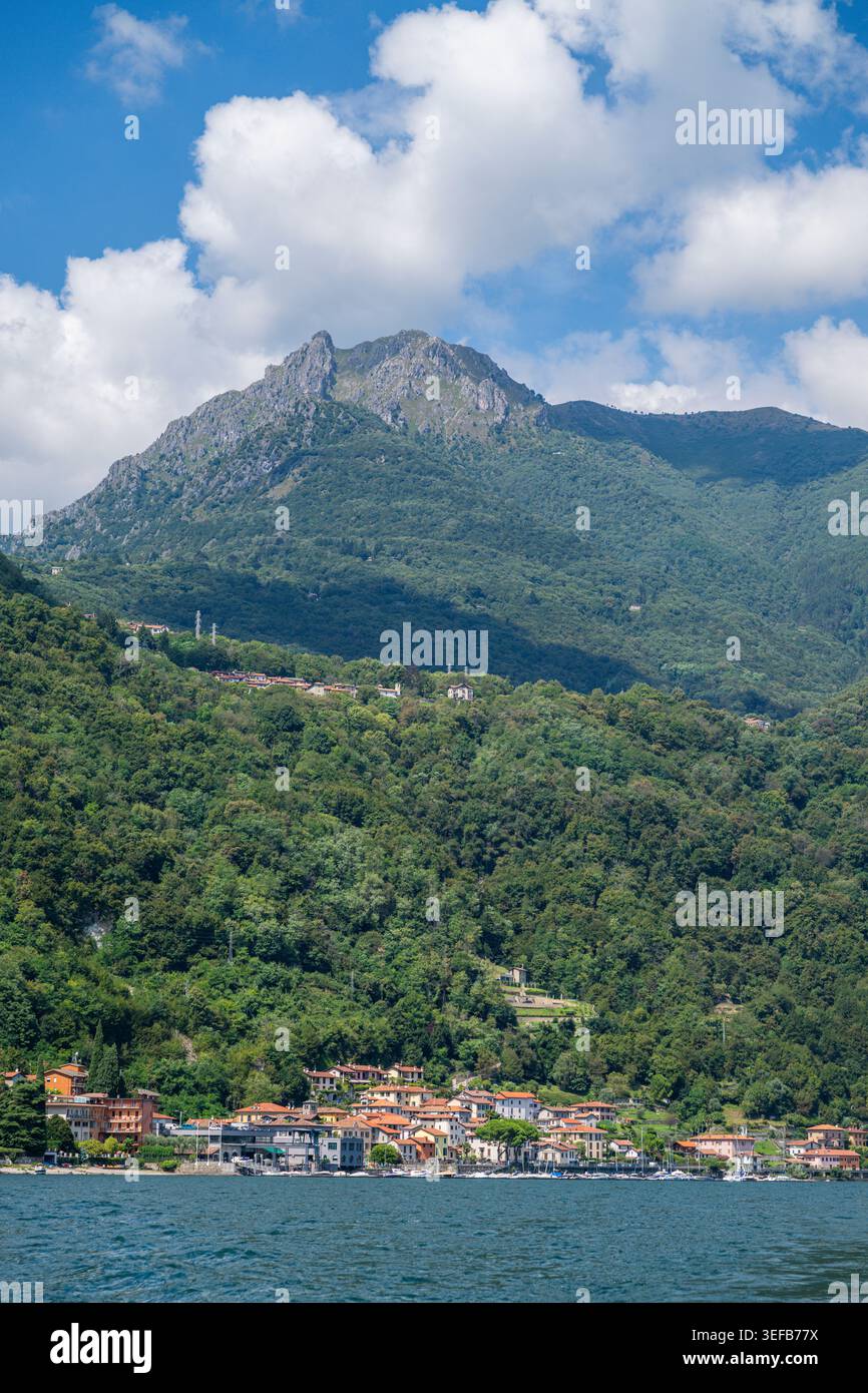 Le lac de Côme montre des paysages de montagne avec des maisons et des arbres le long de l'eau en Italie Banque D'Images
