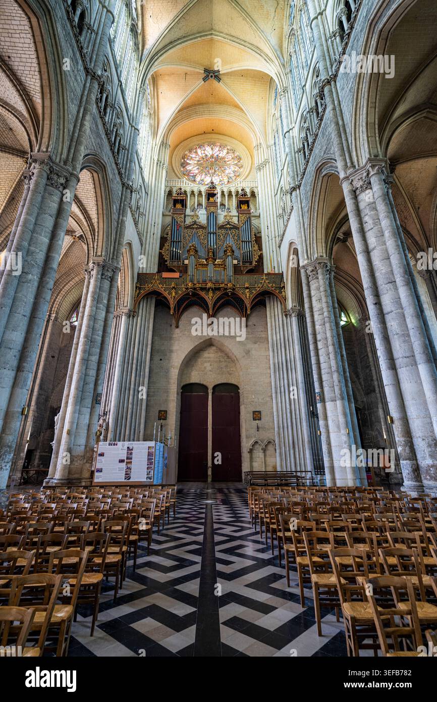 Intérieur de la cathédrale d'Amiens avec des chaises en bois et de hautes arches, mettant en valeur sa beauté architecturale en France Banque D'Images