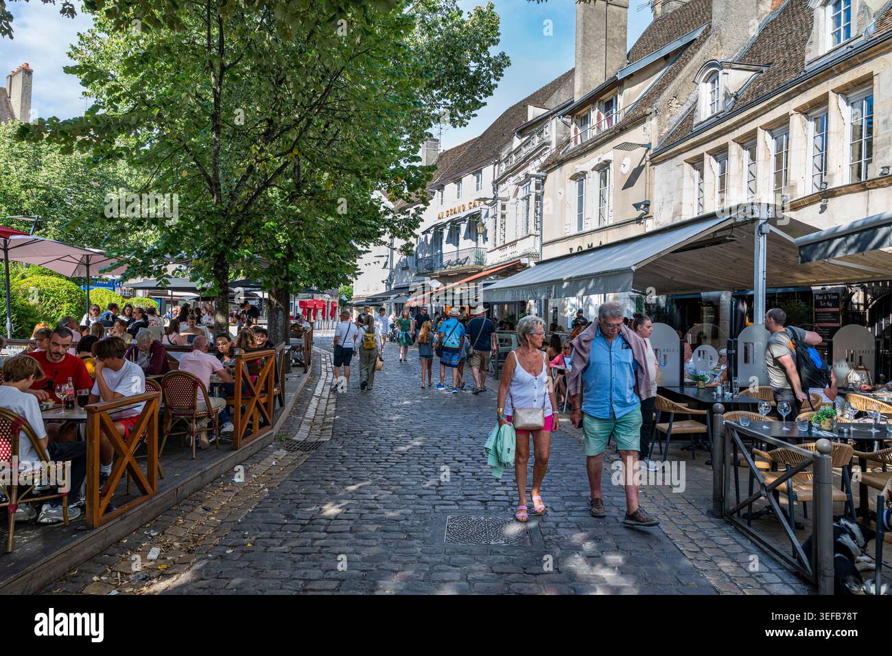 Les visiteurs se promènent dans les rues du centre historique de la ville de Beaune, appréciant les cafés et les boutiques de Bourgogne, France Banque D'Images