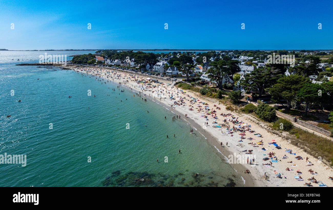 Vue élevée sur la plage de la crique Legenese avec des gens profitant du soleil et de l'eau en Bretagne, France Banque D'Images