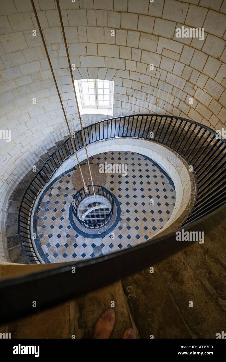 Vue en cage d'escalier à l'intérieur du phare de Cordouan en France avec conception en spirale et pierres apparentes Banque D'Images