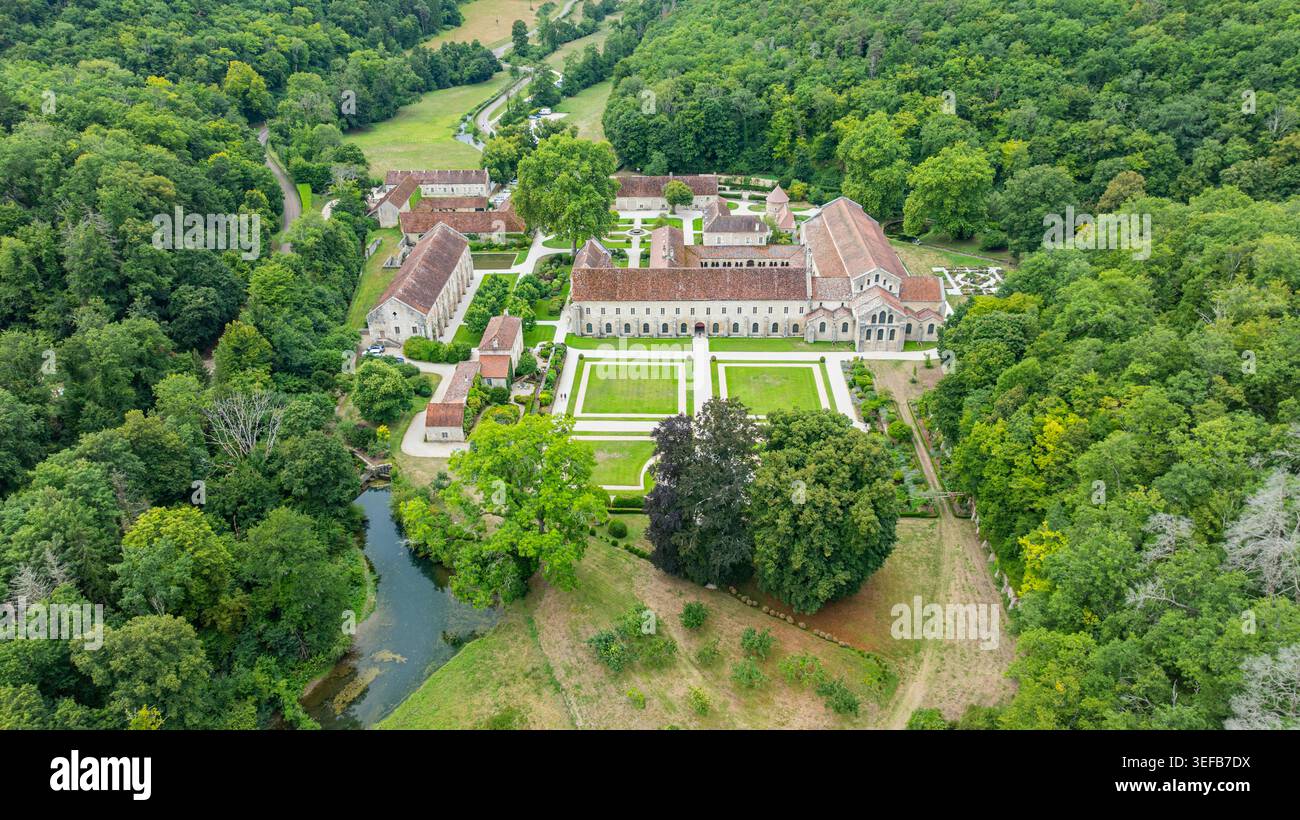 Vue de l'abbaye de Fontenay d'en haut montrant son aménagement et ses jardins en France Banque D'Images