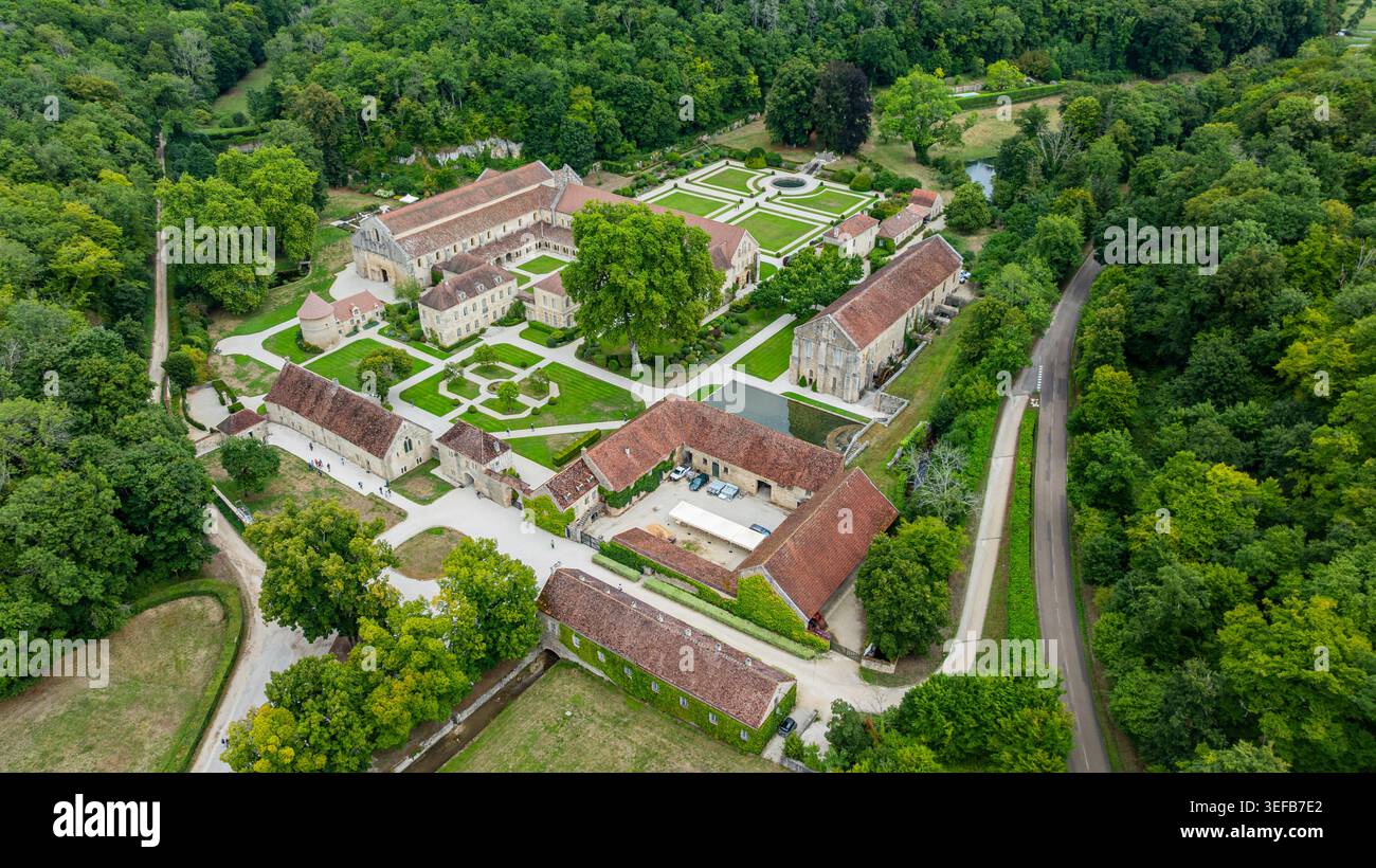 Vue sur l'abbaye de Fontenay d'en haut, mettant en valeur l'aménagement et les jardins en France Banque D'Images