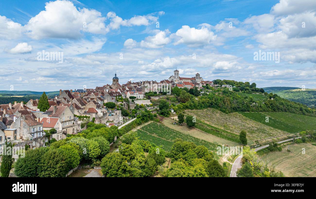 Vue de la ville de Vézelay et de son abbaye en France d'en haut pendant la journée avec ciel et nuages Banque D'Images