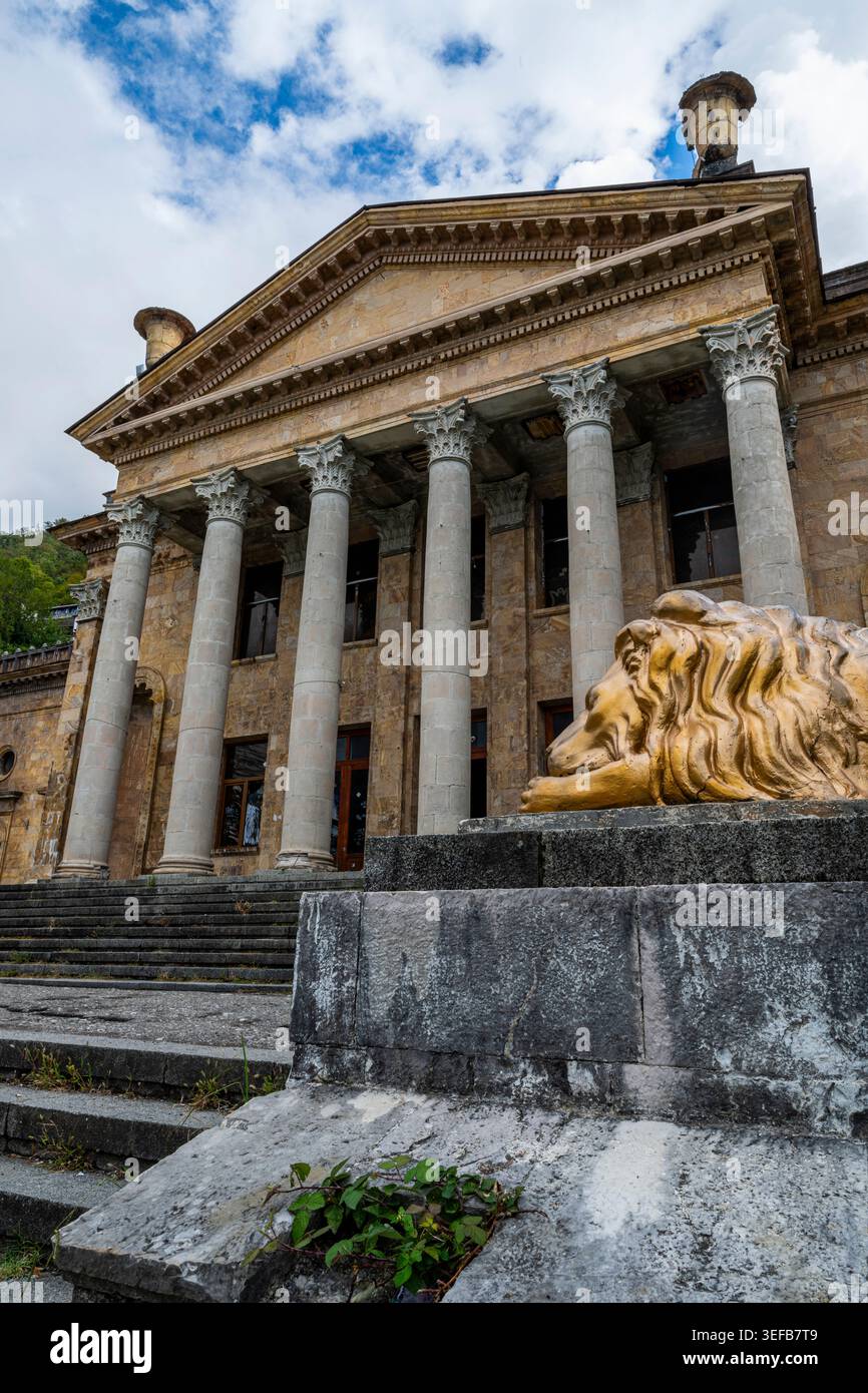 Ancien bâtiment de théâtre avec statue de lion à Gagra, en Abkhazie, présentant l'architecture classique et l'importance historique Banque D'Images