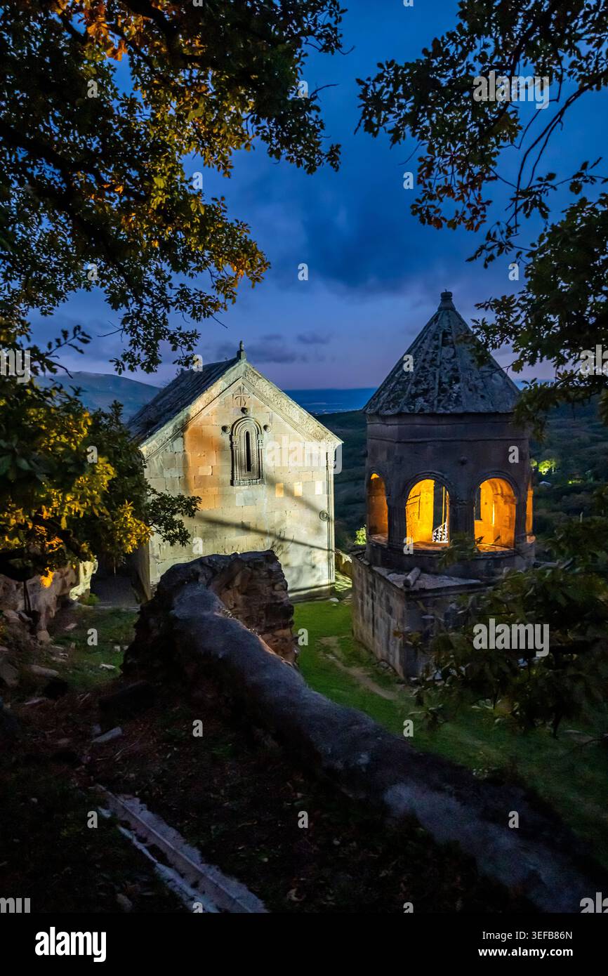 Vue nocturne du monastère de Tiri avec clocher illuminé dans le ciel sombre Banque D'Images