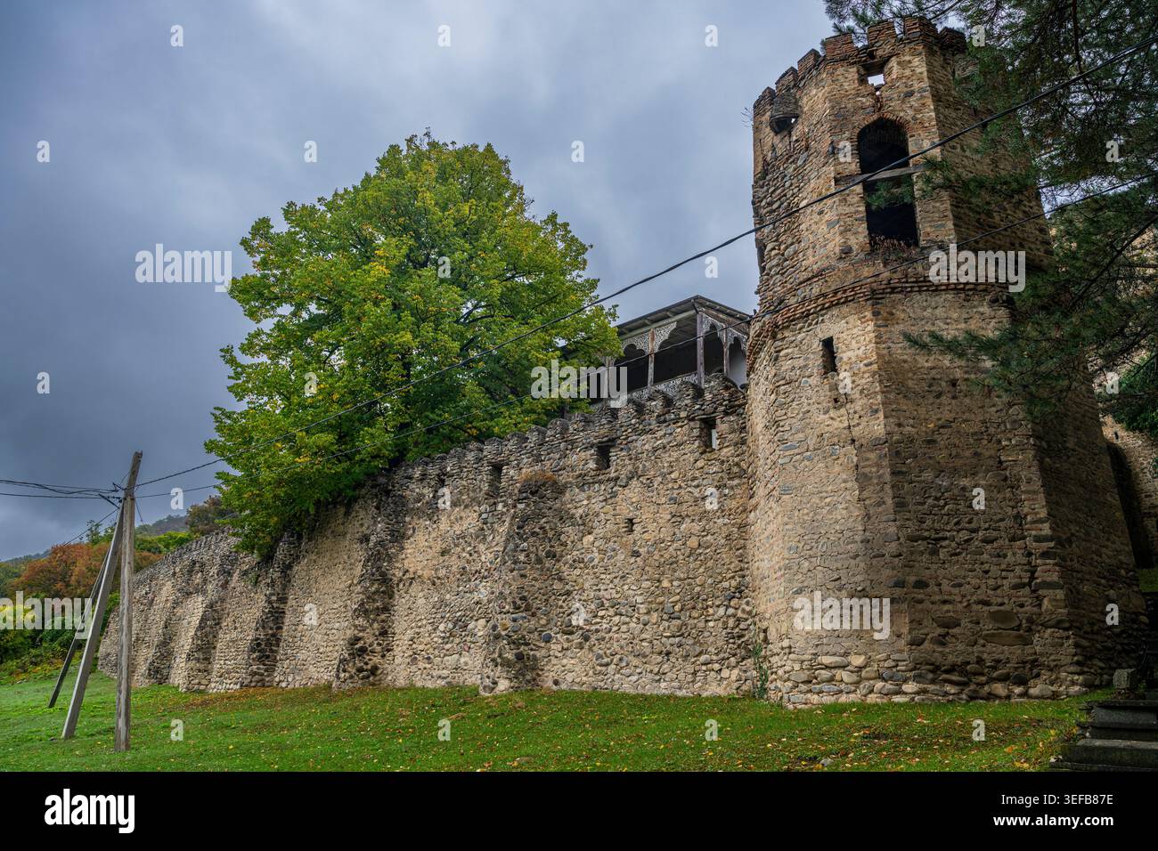 Découverte de la résidence historique des dirigeants Ksani à Leningor, en Ossétie du Sud, présentant une architecture ancienne et un environnement naturel Banque D'Images