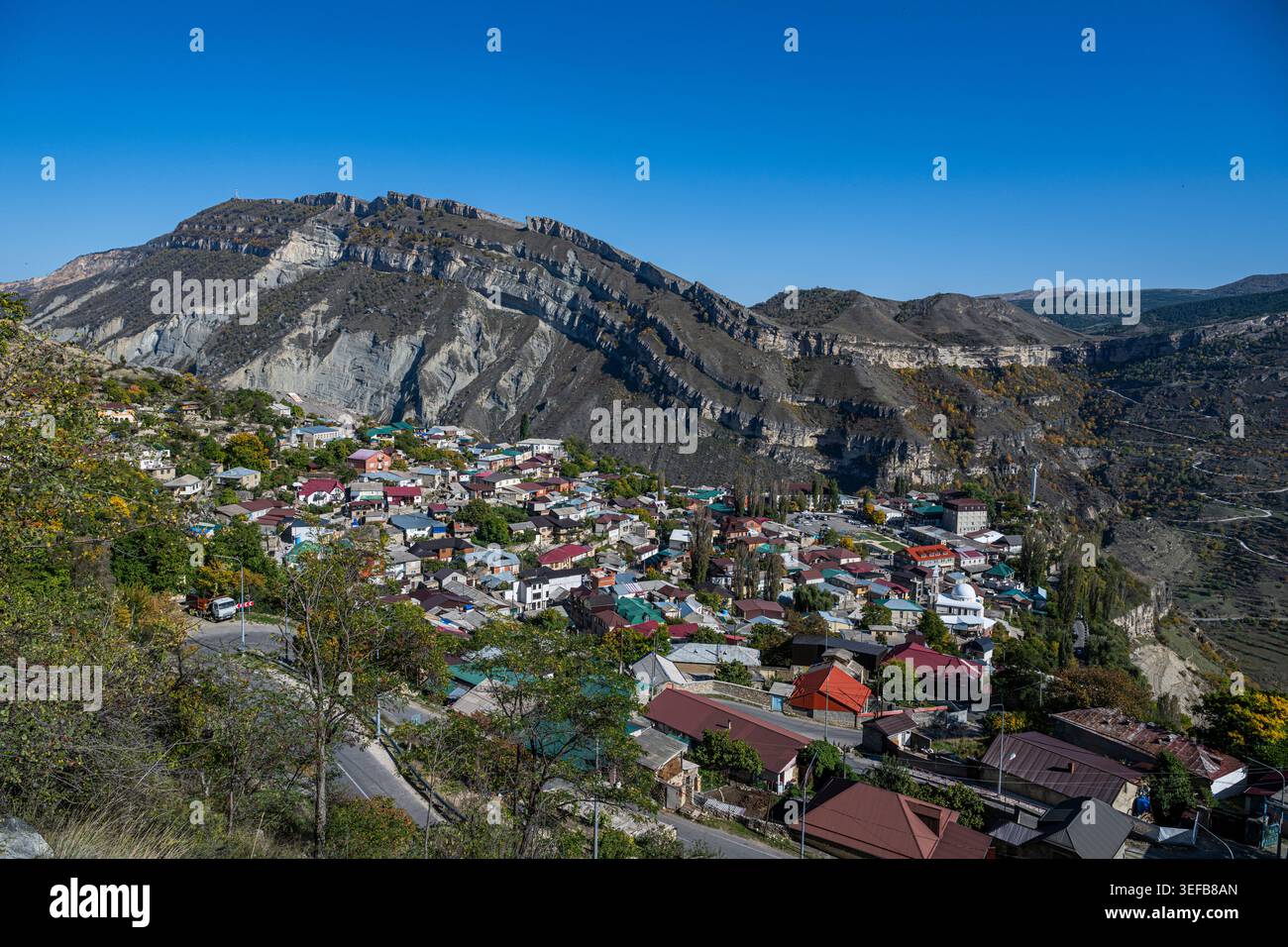 Vue sur le village de Gunib au Daghestan depuis une vue sur la montagne par temps clair Banque D'Images