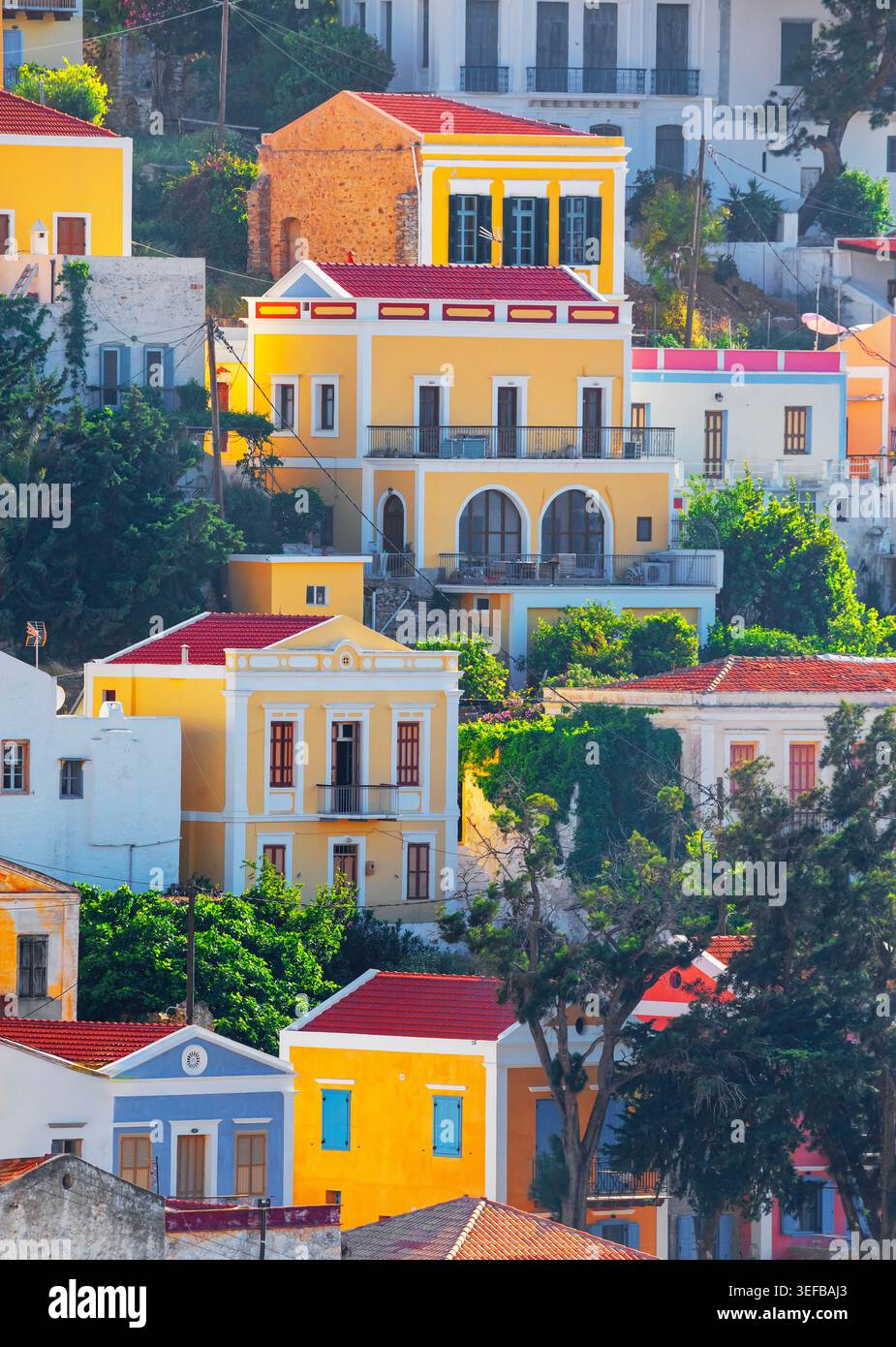 Maisons colorées, Chorio, île de Symi, îles du Dodécanèse, Grèce Banque D'Images