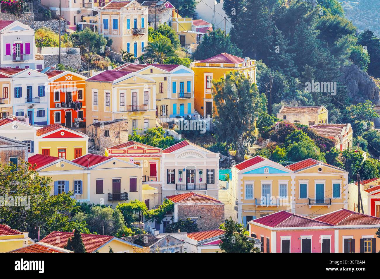 Maisons colorées, Chorio, île de Symi, îles du Dodécanèse, Grèce Banque D'Images