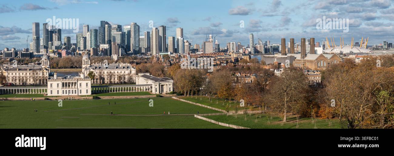 Vue depuis Greenwich Park montrant les gratte-ciel Queens House et City à Greenwich, Londres, avec des espaces verts et un paysage urbain Banque D'Images
