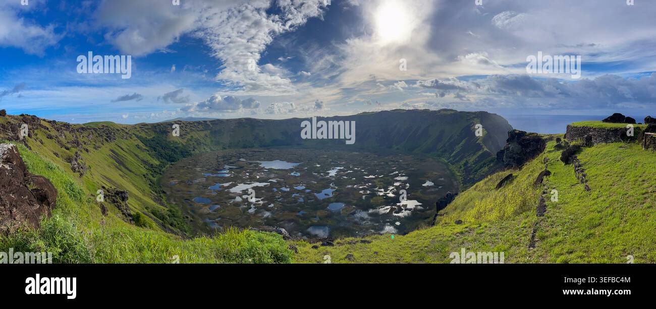 Exploration du volcan Rano Kau avec son lac de cratère et son paysage luxuriant sur l'île de Pâques au Chili Banque D'Images
