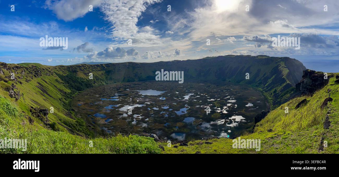 Vue sur le volcan Rano Kau avec piscines et verdure sous un ciel lumineux à l'île de Pâques pendant la journée Banque D'Images