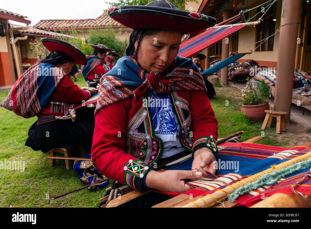 Femmes tissant des textiles au Centre pour les textiles traditionnels de Cusco à Chinchero, Pérou Banque D'Images
