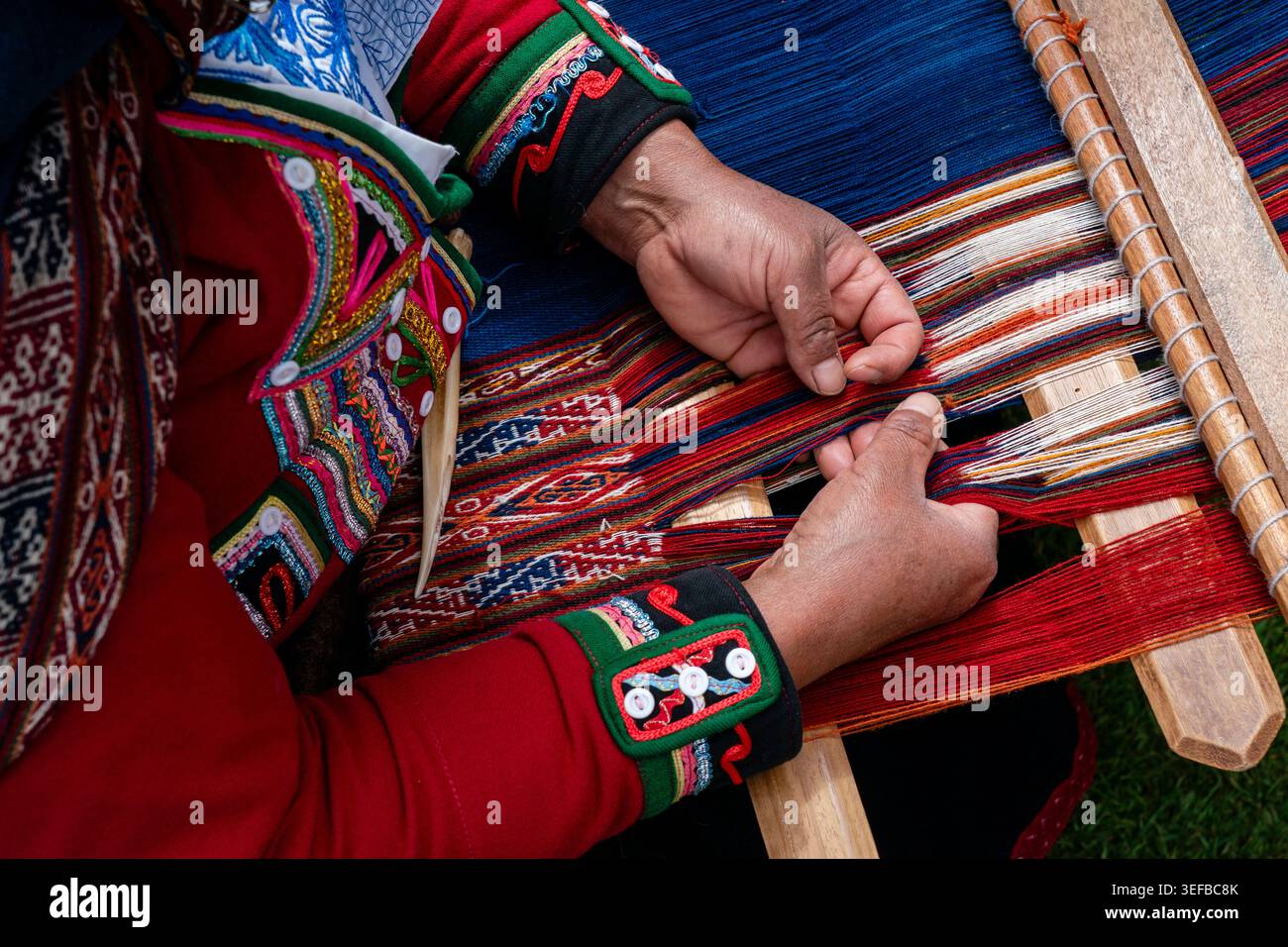 Tissage de textiles au Centre pour les textiles traditionnels de Cusco à Chinchero, Pérou Banque D'Images