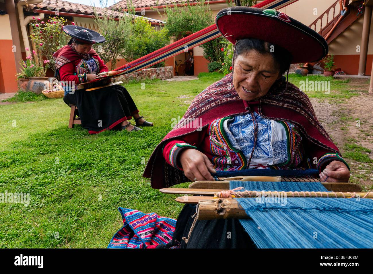 Tissage de textiles traditionnels au Centre pour les textiles traditionnels de Cusco à Chinchero Pérou Banque D'Images