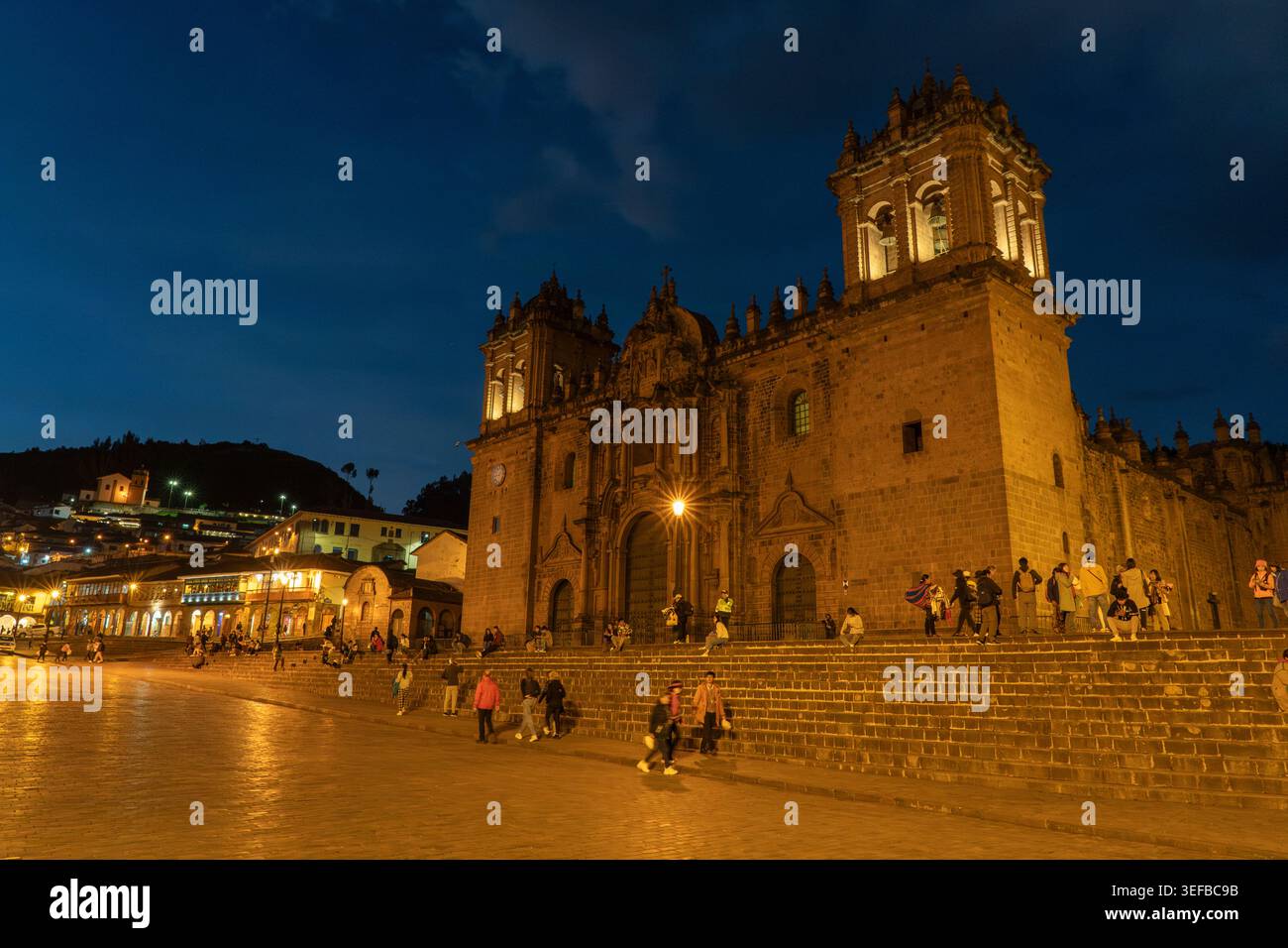 Cathédrale se trouve sur la Plaza de Armas avec les visiteurs au crépuscule à Cusco Pérou Banque D'Images