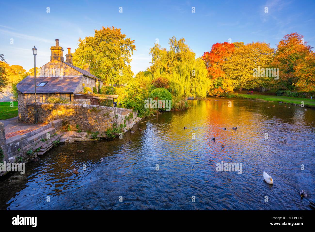 Cottage près de la rivière Wye pendant l'automne à Ashford, Bakewell, Derbyshire Dales, Angleterre Banque D'Images