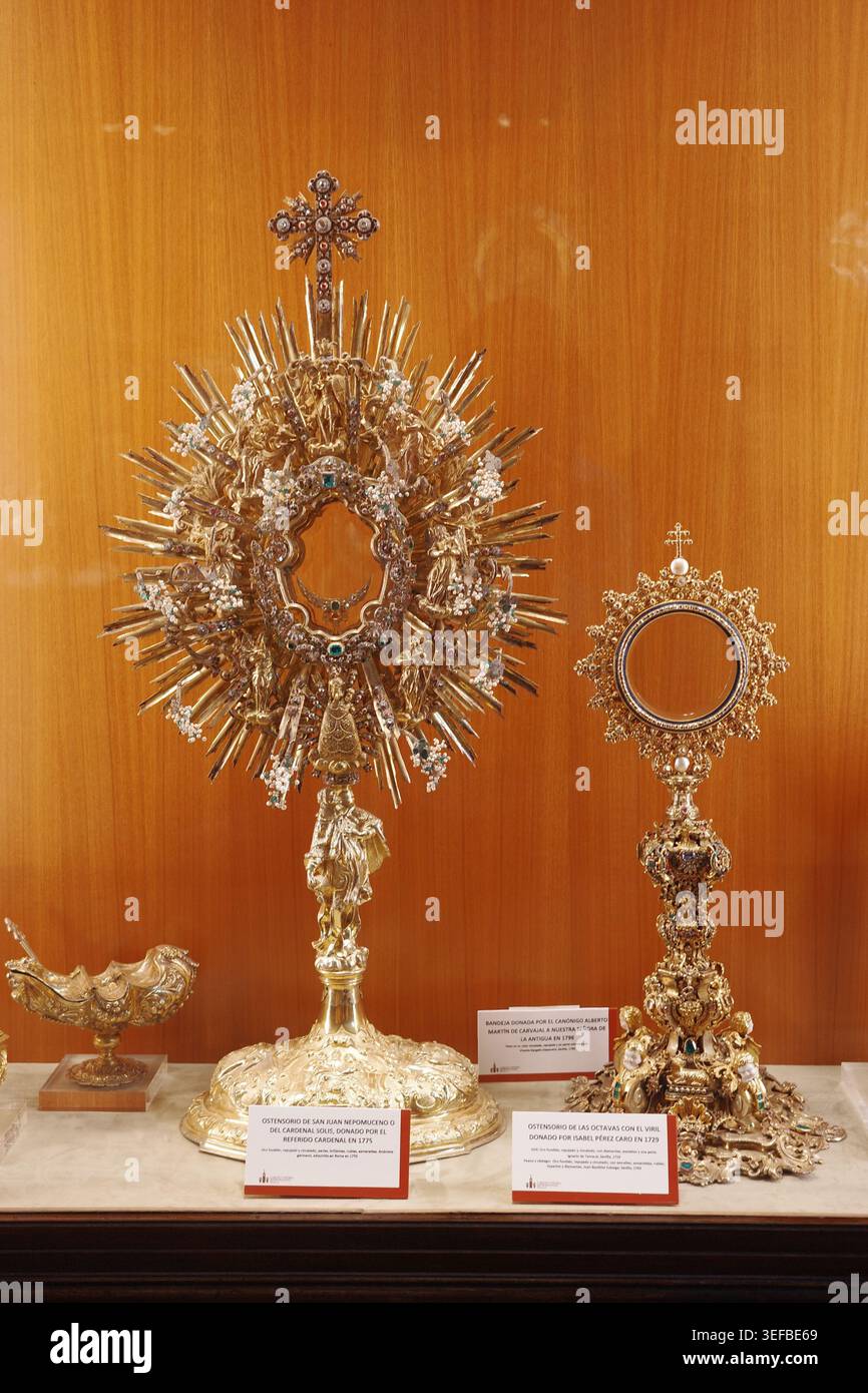 Monstrie de soleil doré et reliquaire exposés dans le musée du trésor de la cathédrale de Séville, Andalousie, Espagne. Banque D'Images