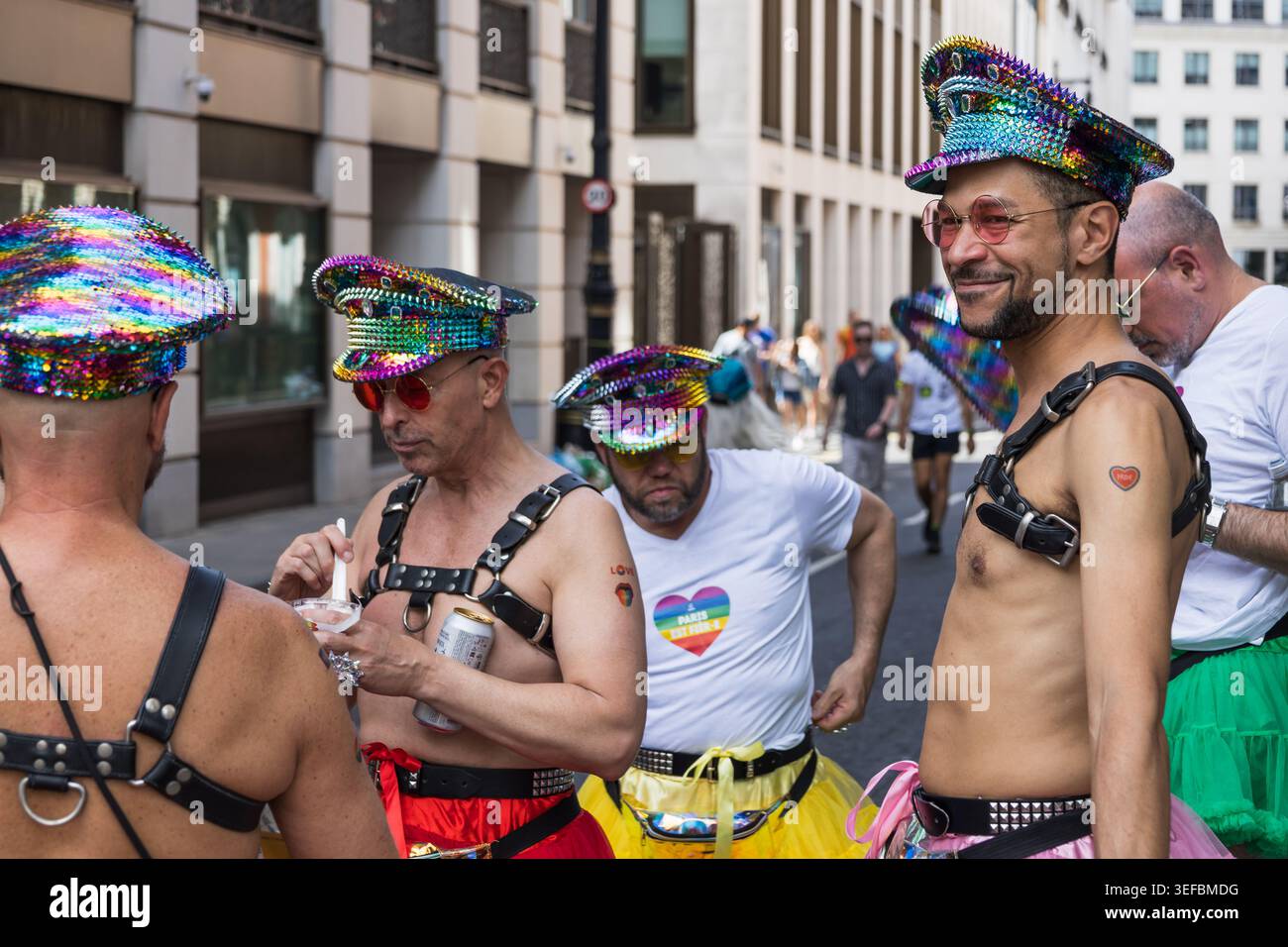 Hommes portant des harnais en cuir et des chapeaux arc-en-ciel à la London Pride. Londres, Royaume-Uni, 29 juin 2024 Banque D'Images
