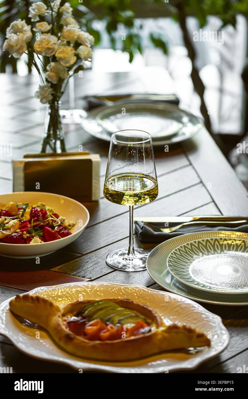 Table de restaurant élégante avec verre à vin Banque D'Images