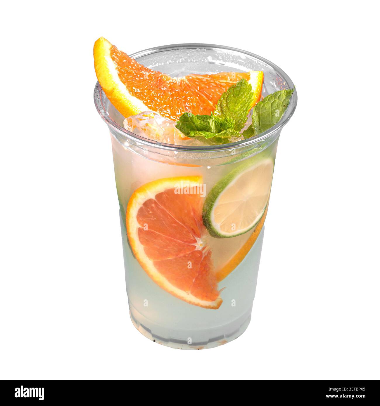 Cocktail d'agrumes avec citron vert orange et menthe en tasse Banque D'Images