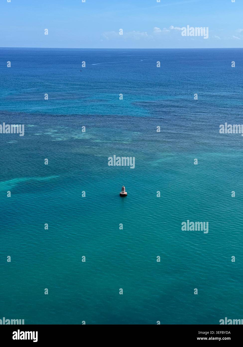 Perspective descendante de l'océan bleu foncé rencontrant l'eau de récif corallien plus léger dans les Caraïbes. - Image de stock capturée avec un smartphone