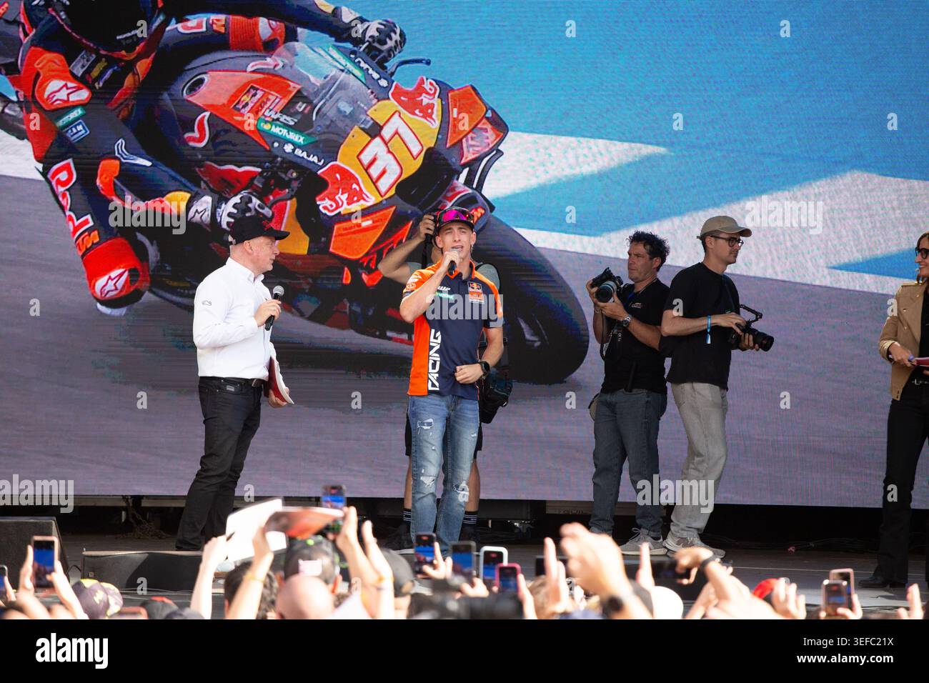 Barcelone, Espagne. 13 mai 2026. Pedro Acosta assiste à l’événement « Meet the Riders » lors du MotoGP Barcelona Fan Fest 2026, qui se tient sur la Plaça Catalunya à Barcelone avant le Grand Prix de Catalogne. Crédit : Alejandro Carvajal Gonzalez / Alamy Live News Banque D'Images