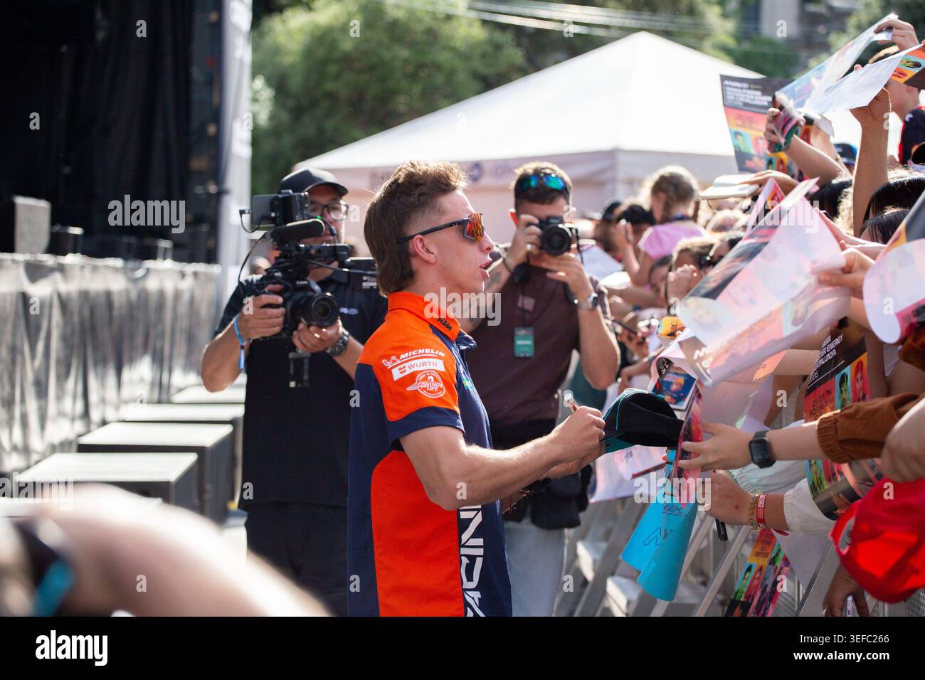 Barcelone, Espagne. 13 mai 2026. Pedro Acosta assiste à l’événement « Meet the Riders » lors du MotoGP Barcelona Fan Fest 2026, qui se tient sur la Plaça Catalunya à Barcelone avant le Grand Prix de Catalogne. Crédit : Alejandro Carvajal Gonzalez / Alamy Live News Banque D'Images