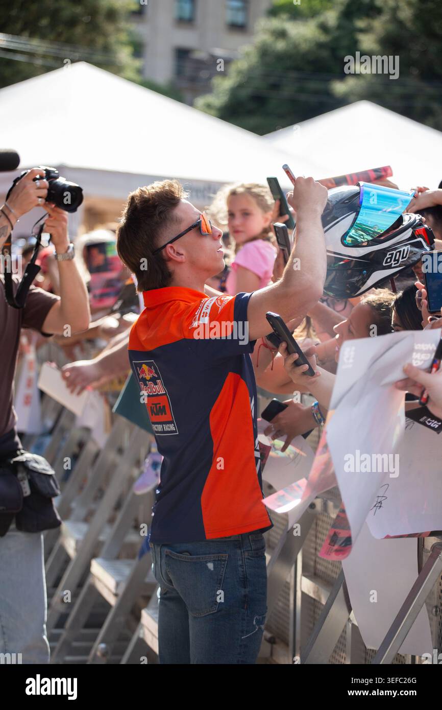Barcelone, Espagne. 13 mai 2026. Pedro Acosta assiste à l’événement « Meet the Riders » lors du MotoGP Barcelona Fan Fest 2026, qui se tient sur la Plaça Catalunya à Barcelone avant le Grand Prix de Catalogne. Crédit : Alejandro Carvajal Gonzalez / Alamy Live News Banque D'Images