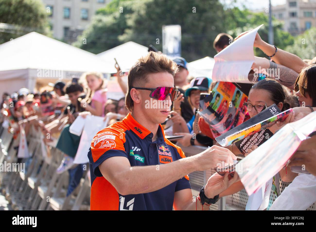 Barcelone, Espagne. 13 mai 2026. Pedro Acosta assiste à l’événement « Meet the Riders » lors du MotoGP Barcelona Fan Fest 2026, qui se tient sur la Plaça Catalunya à Barcelone avant le Grand Prix de Catalogne. Crédit : Alejandro Carvajal Gonzalez / Alamy Live News Banque D'Images
