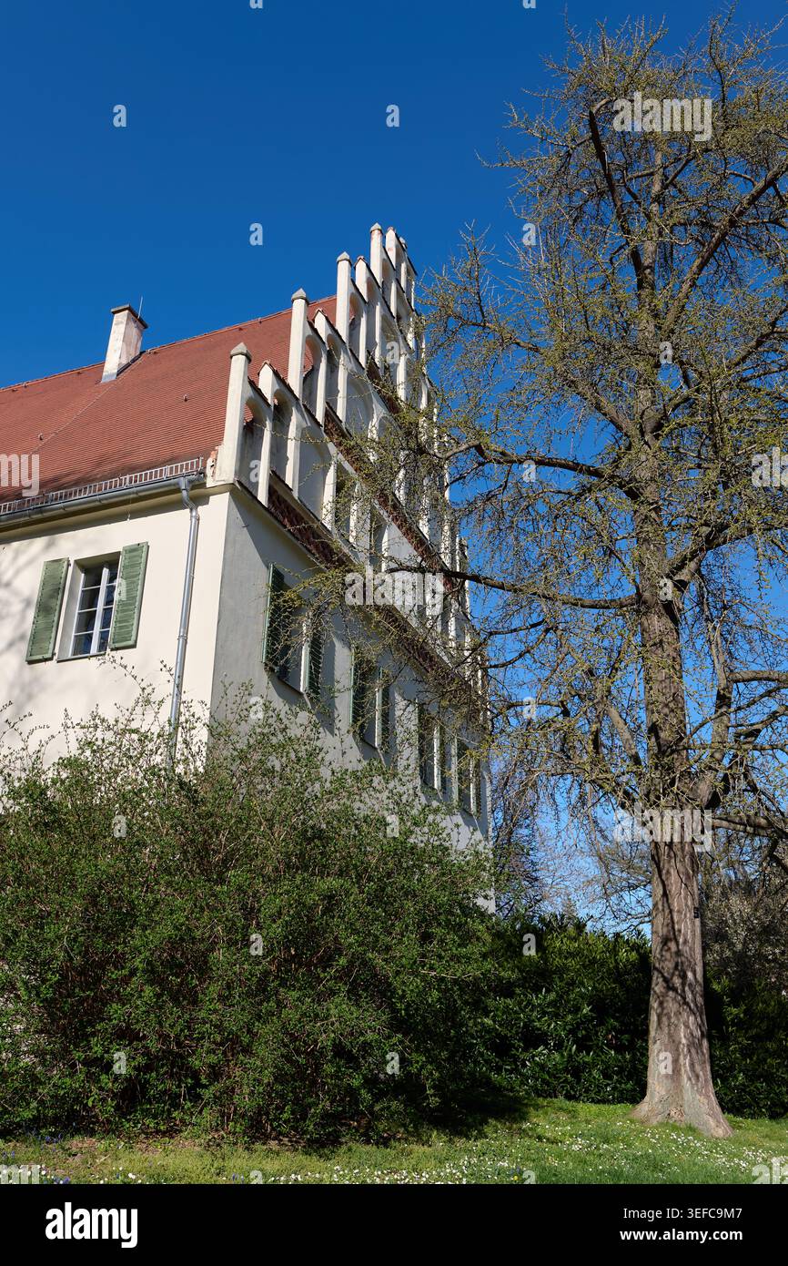 Altenburg, Allemagne : extrémité sud du pignon du manoir historique Pohlhof avec impressionnante étape de la Renaissance corbie par une journée ensoleillée en avril Banque D'Images