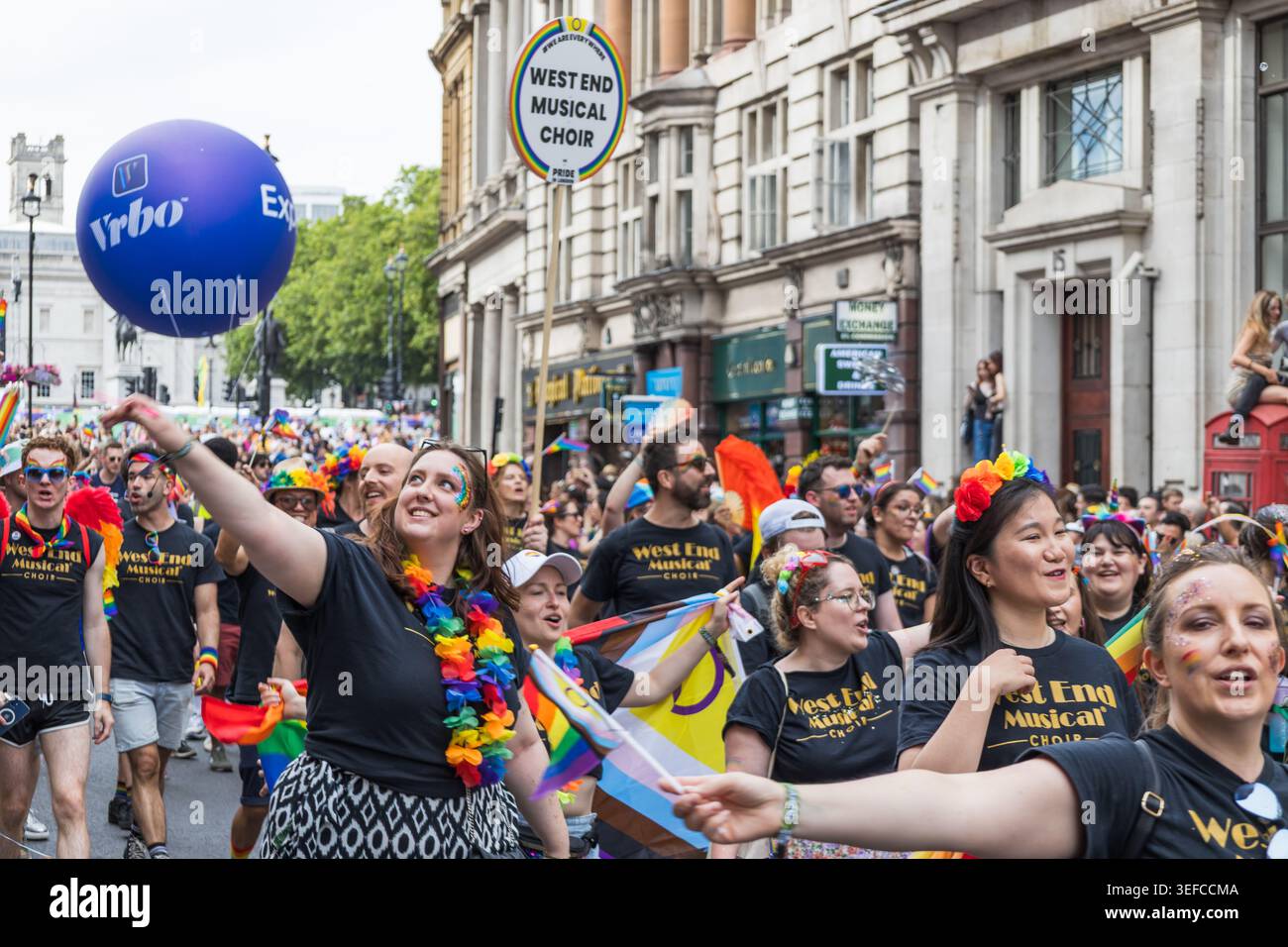 Des gens marchant avec des accessoires arc-en-ciel à la London Pride. Londres, Royaume-Uni, 29 juin 2024 Banque D'Images
