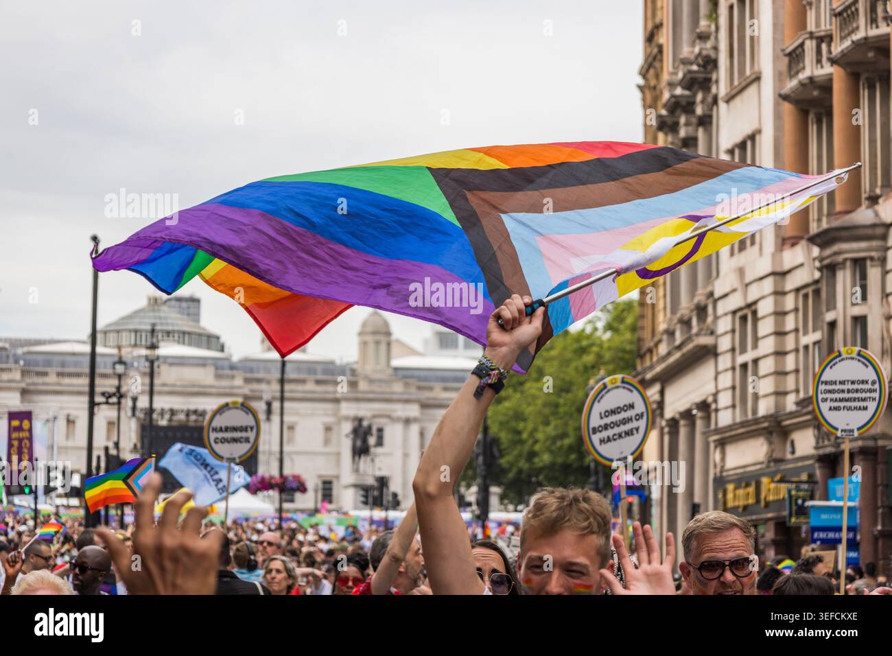 Grand drapeau arc-en-ciel agitant au-dessus de la foule lors de la parade de la fierté de Londres. Londres, Royaume-Uni, 29 juin 2024 Banque D'Images