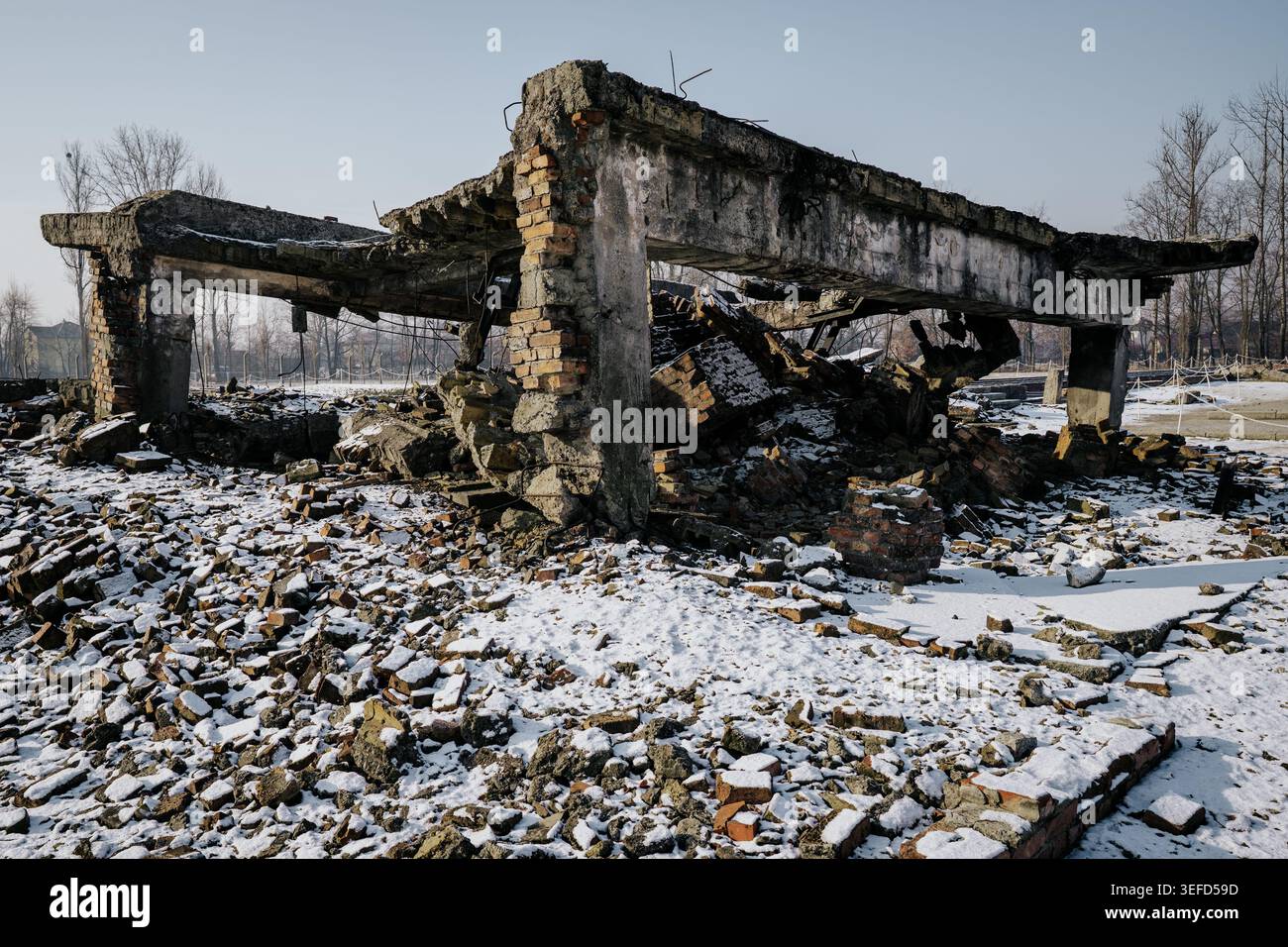 Les restes détruits du crématorium II et de la chambre à gaz du camp d'extermination nazi d'Auschwitz-Birkenau apparaissent sous la neige hivernale. La réinfo Banque D'Images