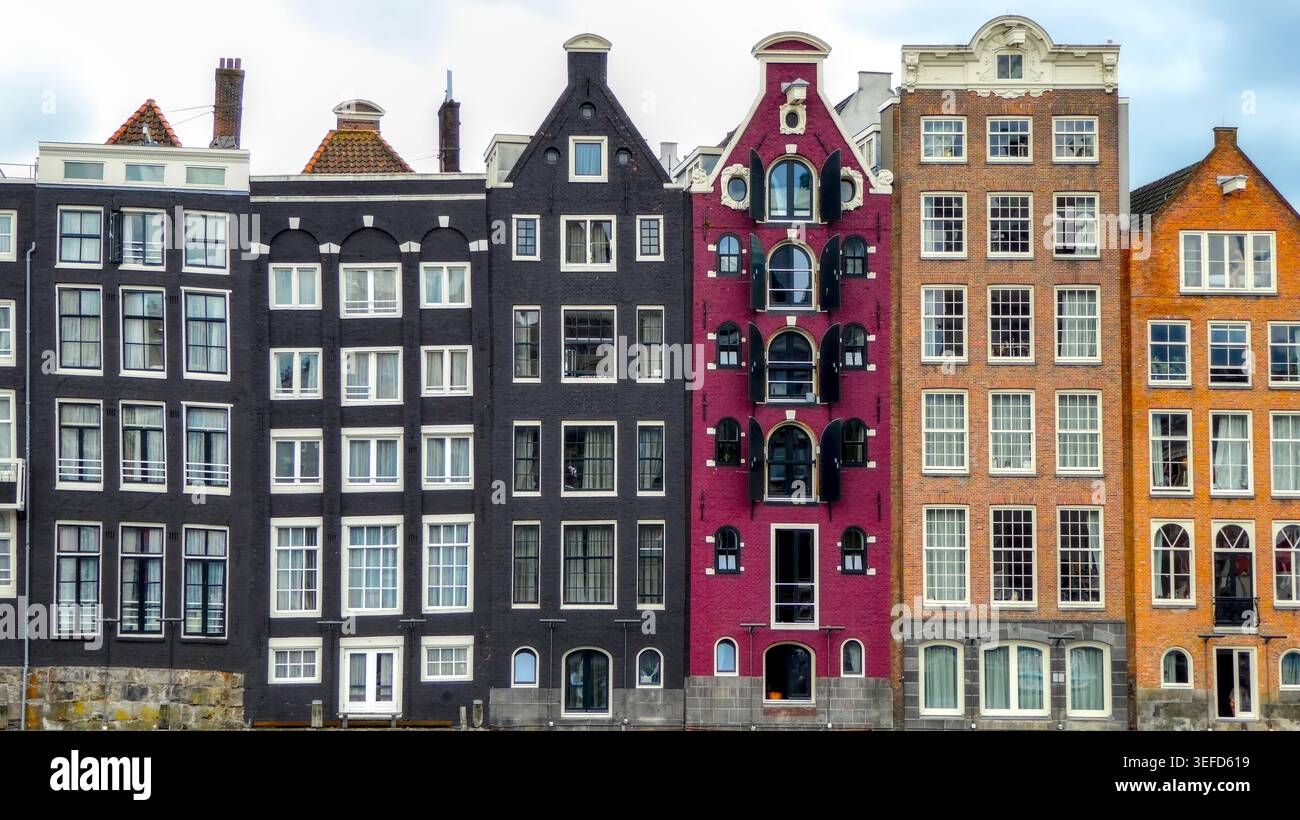 Façades colorées d'étroites maisons de ville historiques à Amsterdam, pays-Bas. Banque D'Images