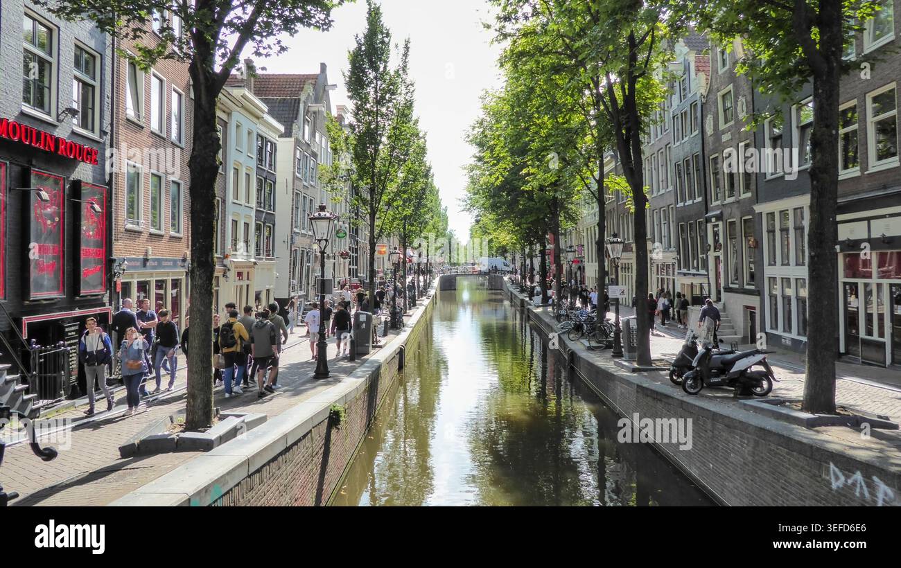 Pittoresque canal d'Amsterdam avec des cafés et de grands bâtiments, Amsterdam, pays-Bas Banque D'Images
